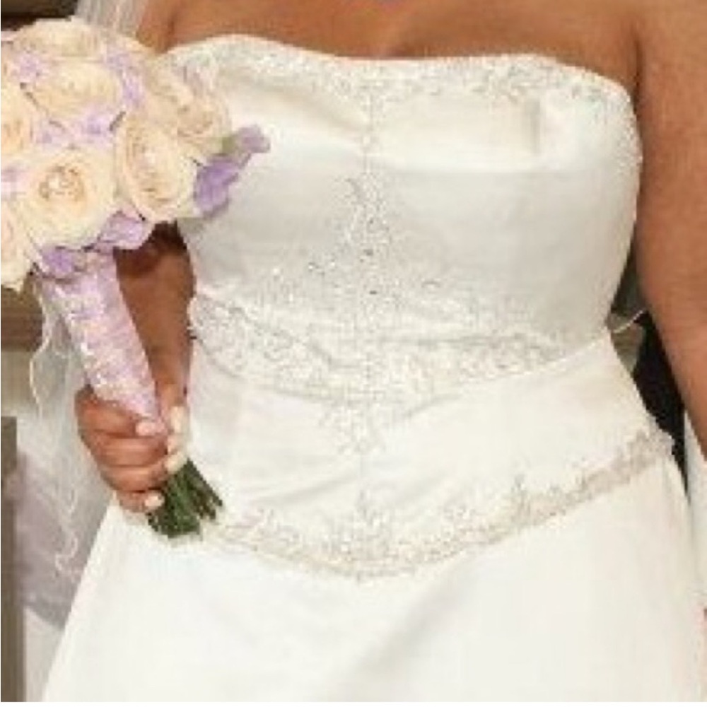 Elegant White Strapless Wedding Dress